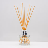 Creamy coconut, zesty lime, sweet orange and crisp apple Luxury long lasting Coconut Lime reed diffuser with natural wooden sticks in a 100ml
clear glass bottle with silver top