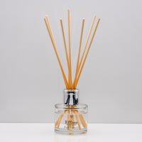 Relax with the scent of clean freshly washed towels of Luxury long lasting Soft Sheets reed diffuser with natural wooden sticks in a 100ml
clear glass bottle with silver top