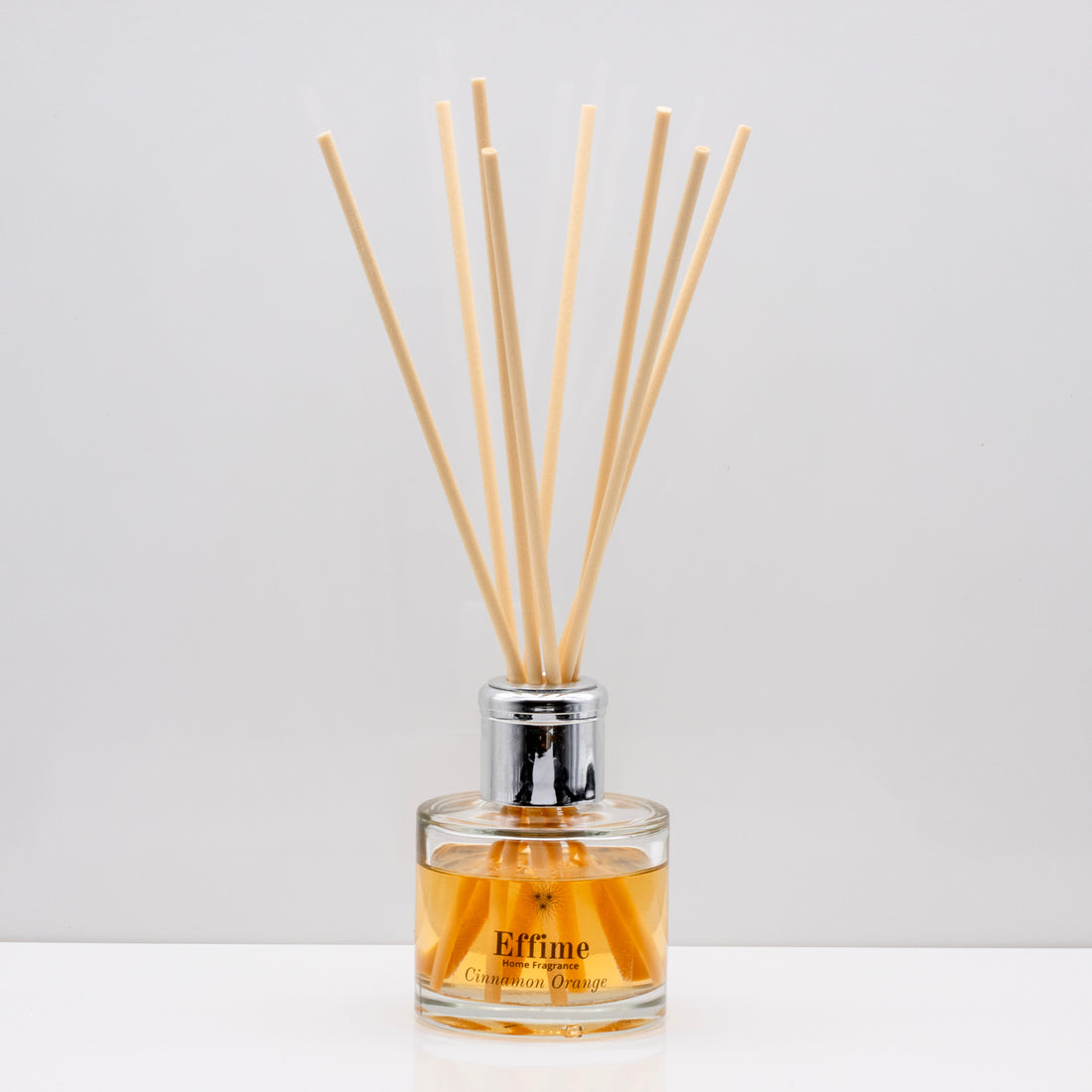 Fill your home with the magical aromas of all things cosy. Fresh crisp orange combined with traditional spicy nuances of cinnamon Luxury long lasting Cinnamon Orange reed diffuser with natural wooden sticks in a 100ml clear glass bottle with silver top.
