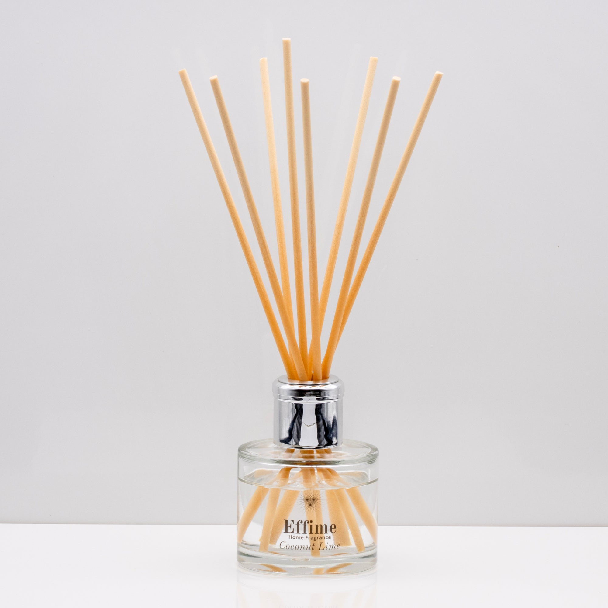 Creamy coconut, zesty lime, sweet orange and crisp apple Luxury long lasting Coconut Lime reed diffuser with natural wooden sticks in a 100ml
clear glass bottle with silver top