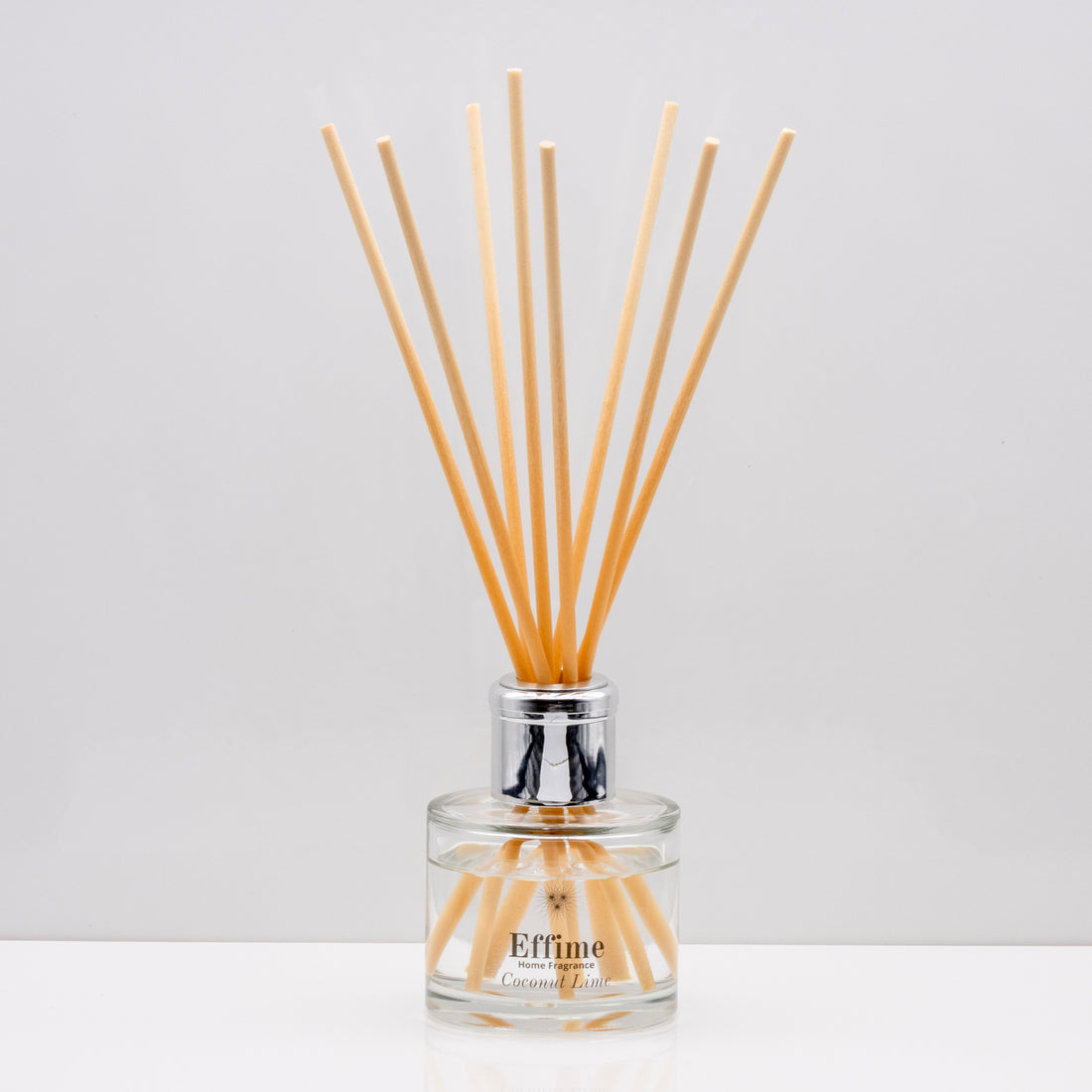 Creamy coconut, zesty lime, sweet orange and crisp apple Luxury long lasting Coconut Lime reed diffuser with natural wooden sticks in a 100ml
clear glass bottle with silver top