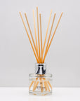 Creamy coconut, zesty lime, sweet orange and crisp apple Luxury long lasting Coconut Lime reed diffuser with natural wooden sticks in a 100ml
clear glass bottle with silver top