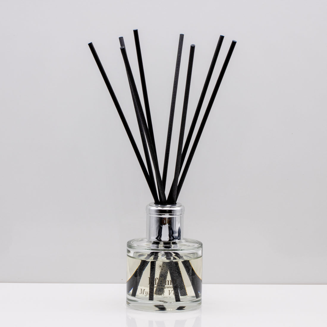 Juicy pear and the soft florals of rose, patchouli and freesia, infused with mellow hints of woody oud, warm amber and musk Luxury long lasting MyScent Vol.1 reed diffuser with natural black sticks in a 100ml clear glass bottle with silver top
