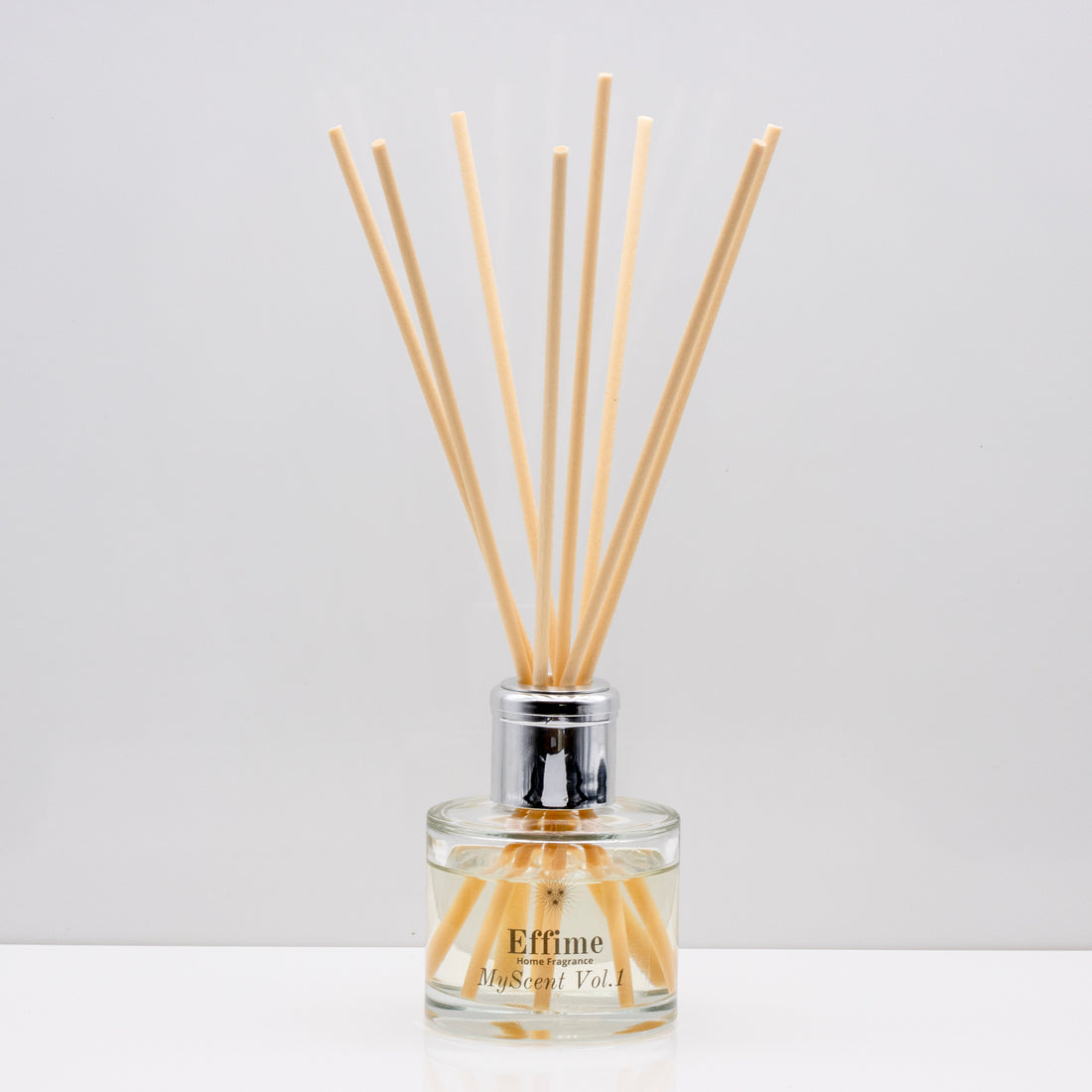 Juicy pear and the soft florals of rose, patchouli and freesia, infused with mellow hints of woody oud, warm amber and musk Luxury long lasting MyScent Vol.1 reed diffuser with natural wooden sticks in a 100ml clear glass bottle with silver top