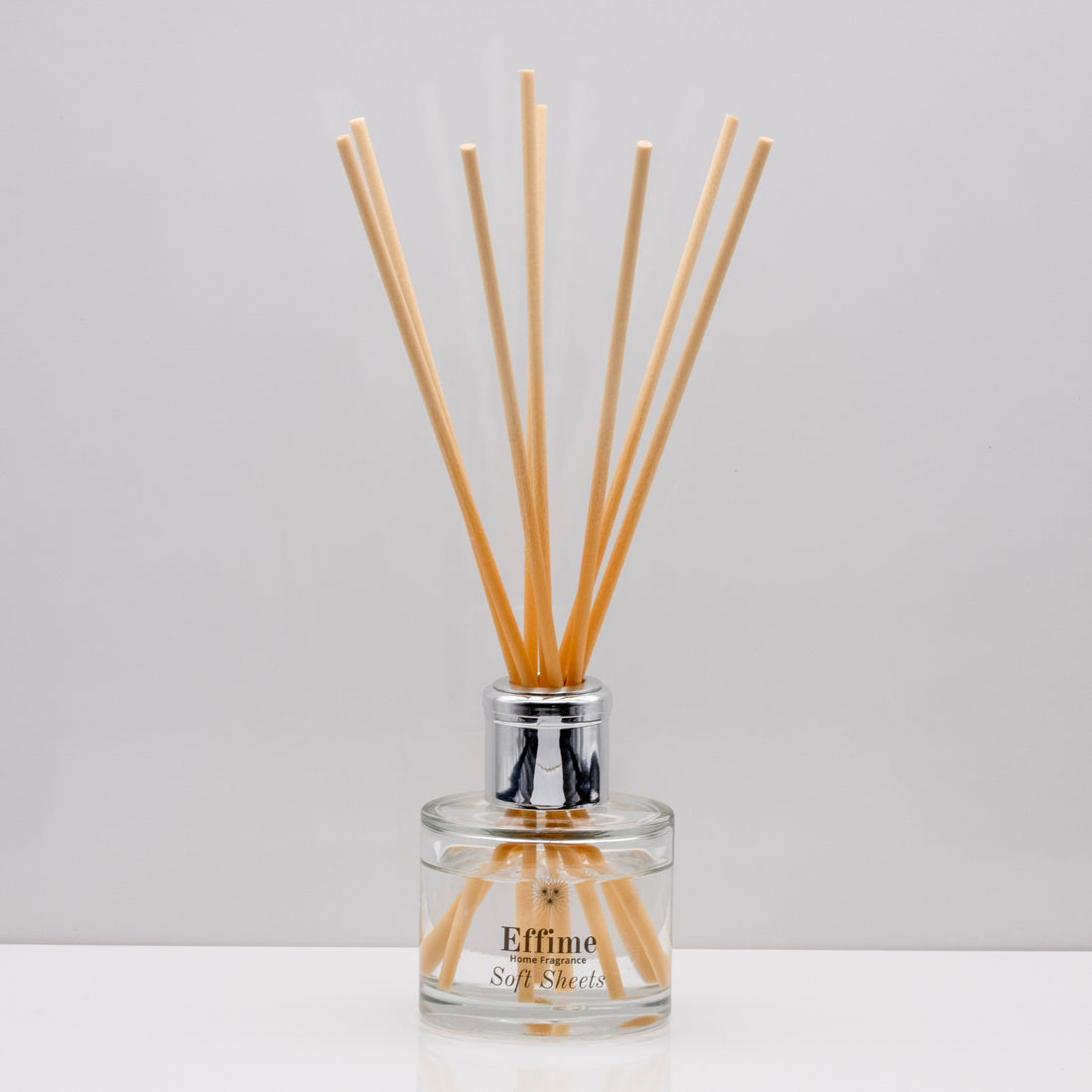 Relax with the scent of clean freshly washed towels of Luxury long lasting Soft Sheets reed diffuser with natural wooden sticks in a 100ml
clear glass bottle with silver top