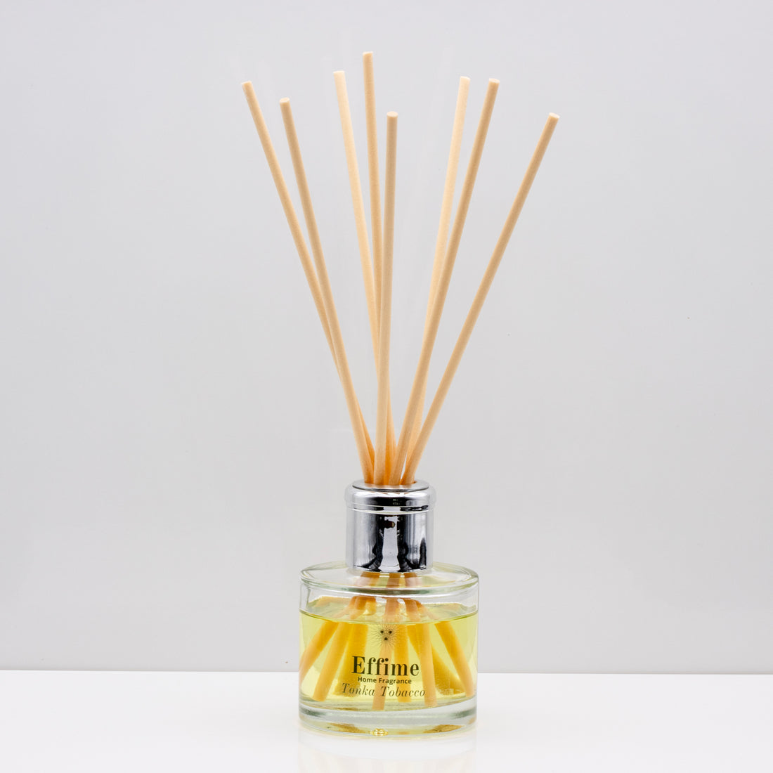 Perfect for slow evenings and quiet moments of reflection Luxury long lasting Tonka Tobacco reed diffuser with natural wooden sticks in a 100ml
clear glass bottle with silver top.